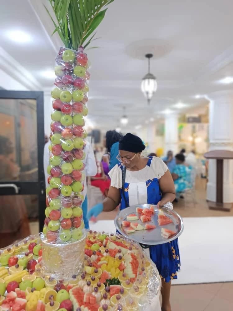 Cheffe pâtissière professionnelle au travail créant des desserts fins